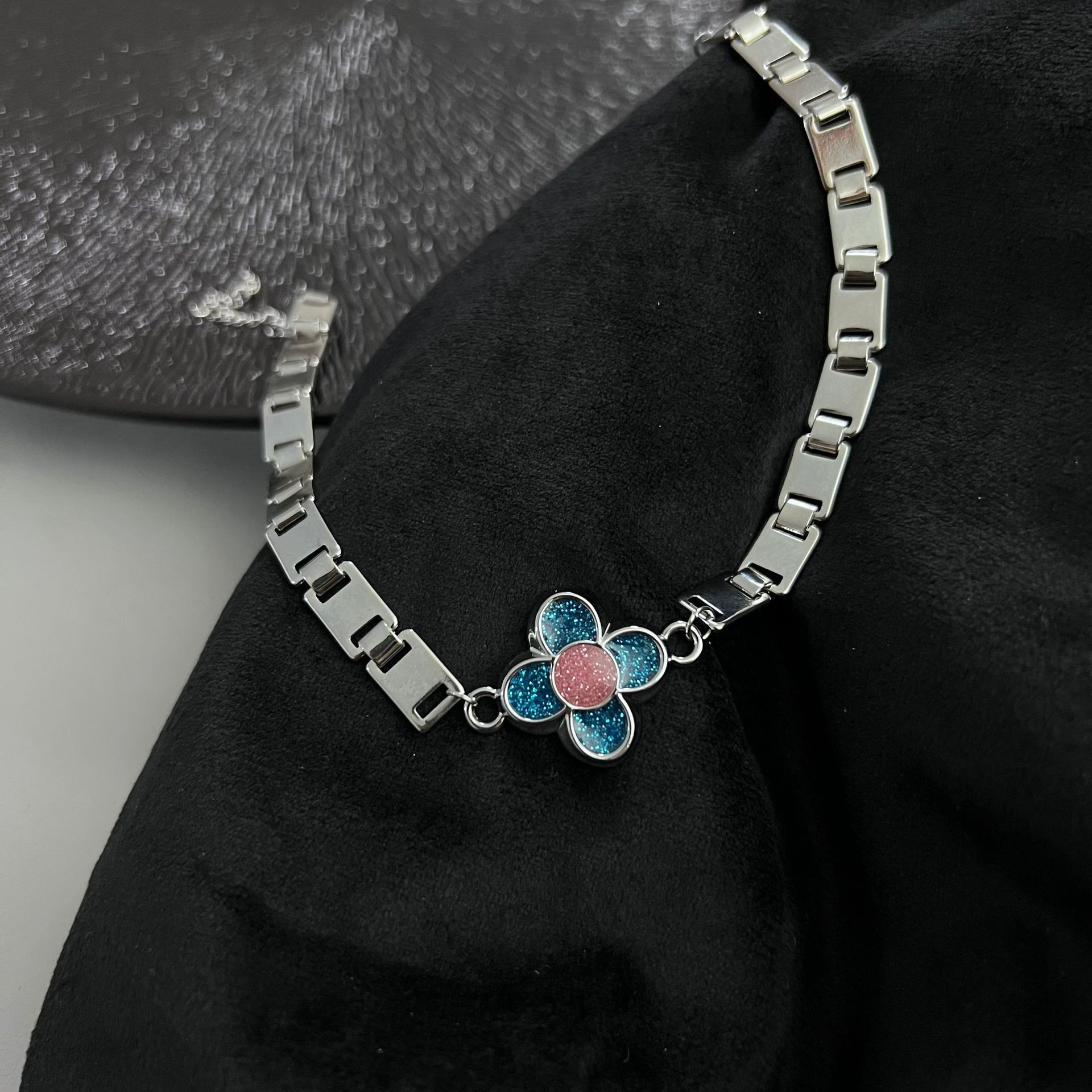 Blue flower wide chain