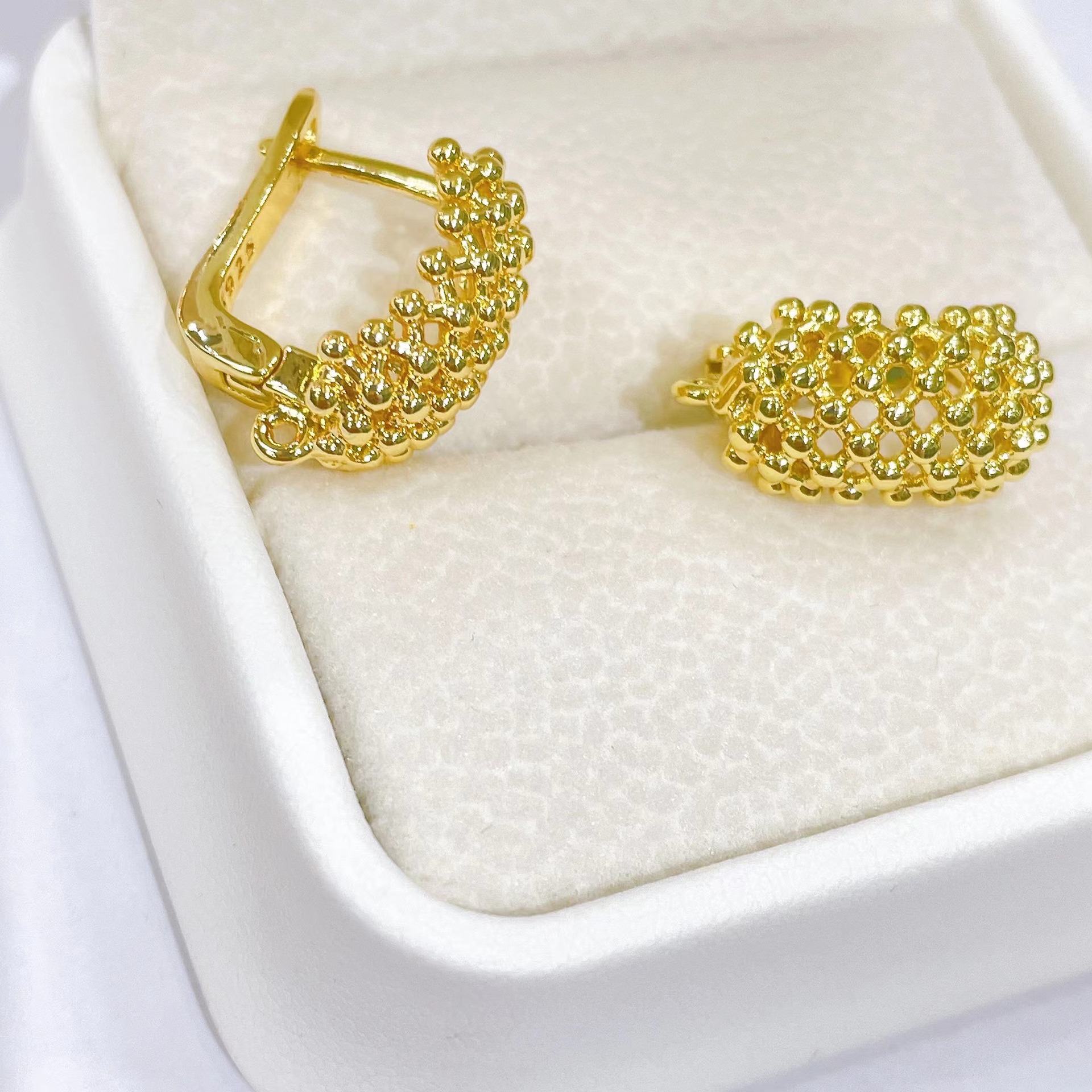 1:Golden Yellow, reticulate-8.8 * 16.6 * 3.6 mm