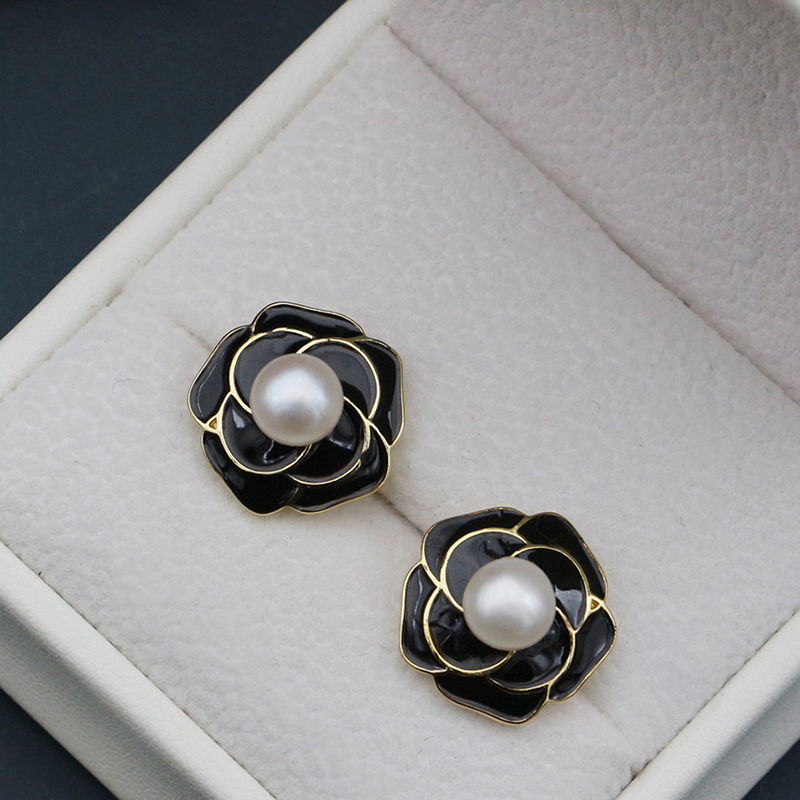 Black pearl earrings