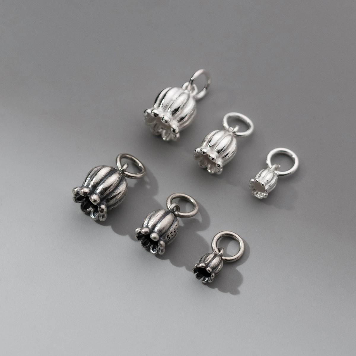 Plain silver, small size (4 mm in diameter)