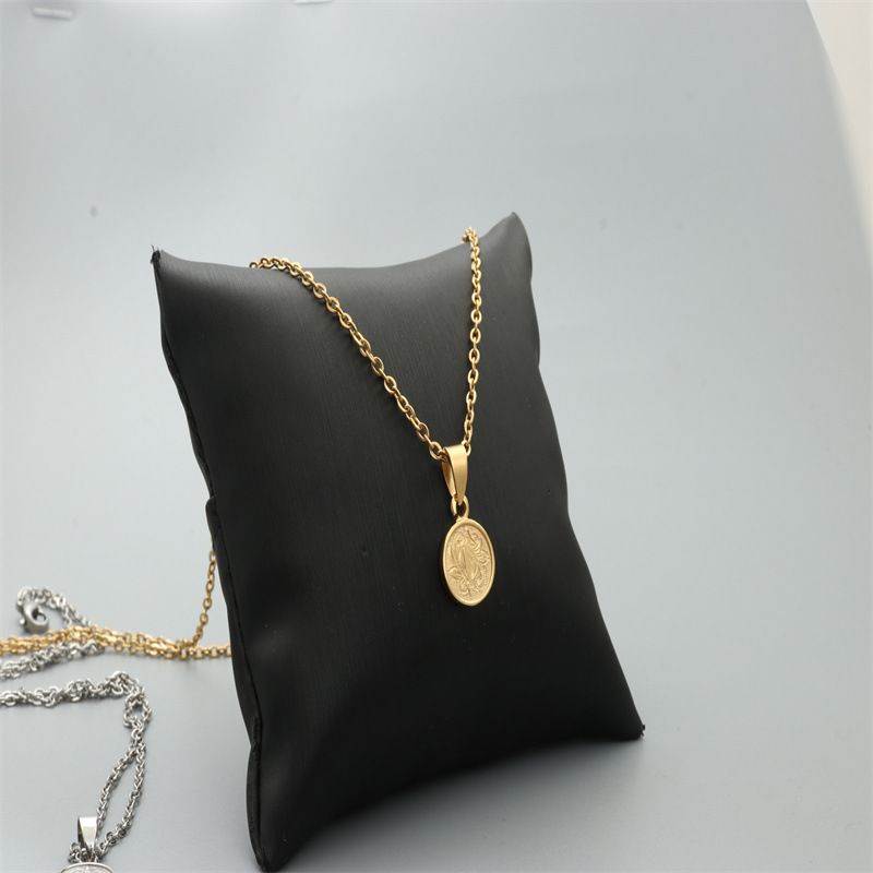 Gold, single pendant