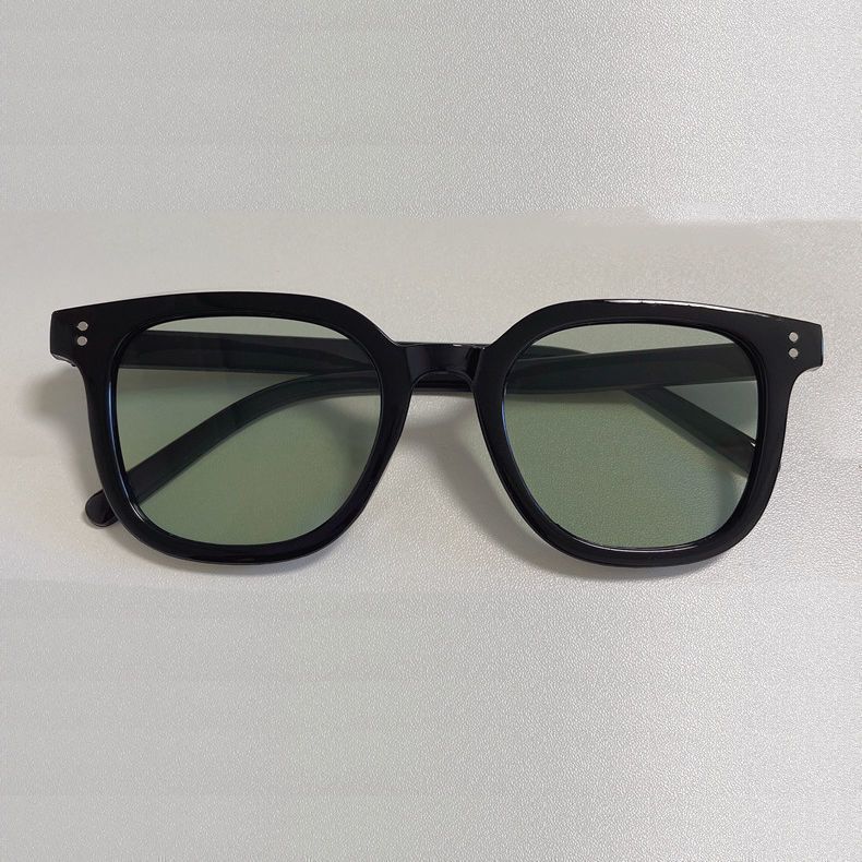 Black frame black green slice