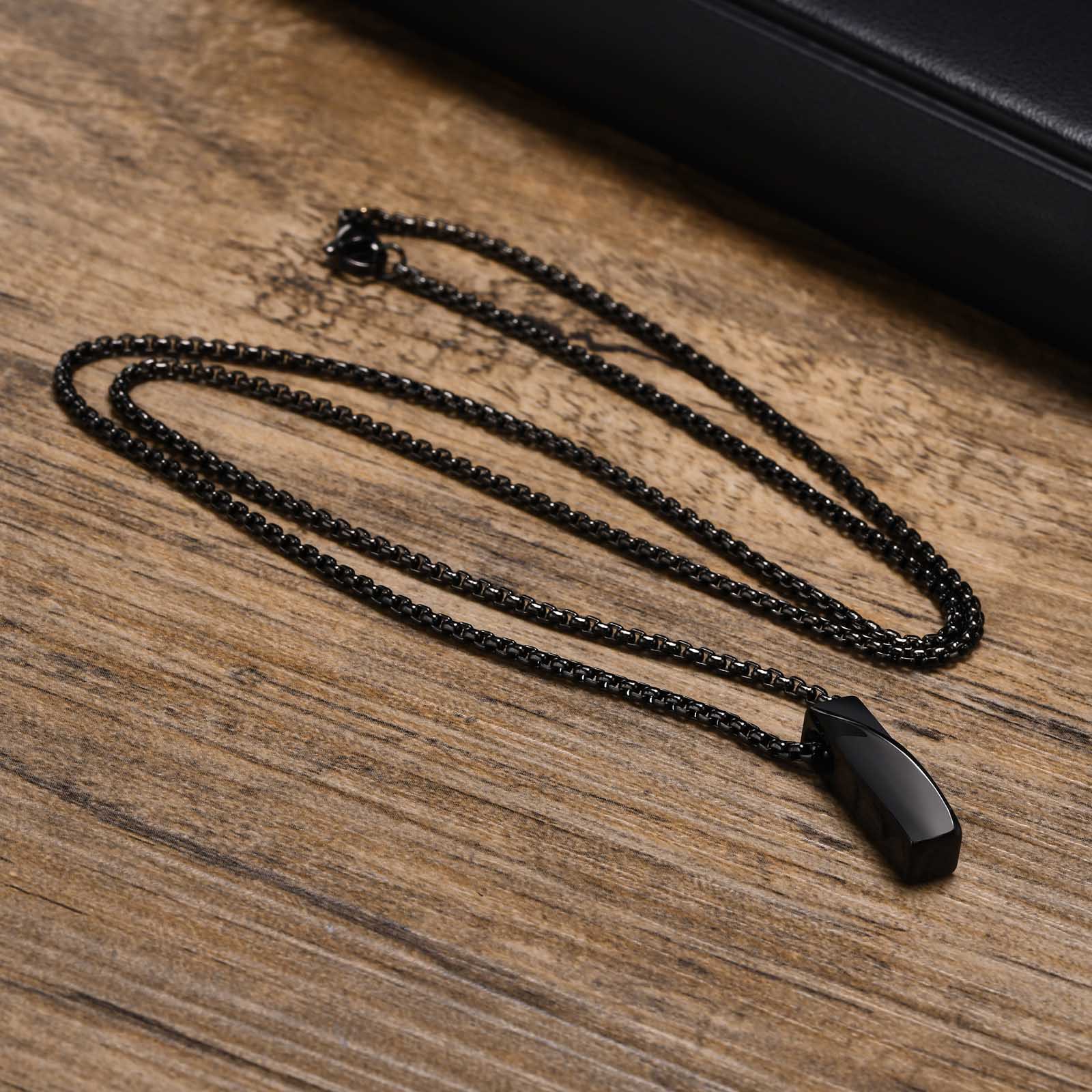 Black pendant + chain 50CM