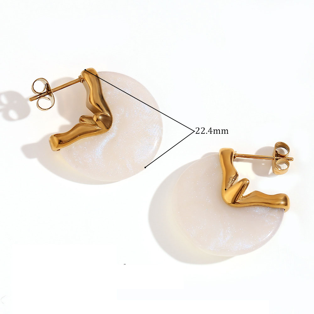 2:Shiny white resin scalloped earrings - Gold