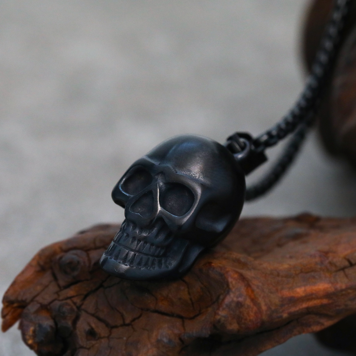 8:Black pendant   necklace