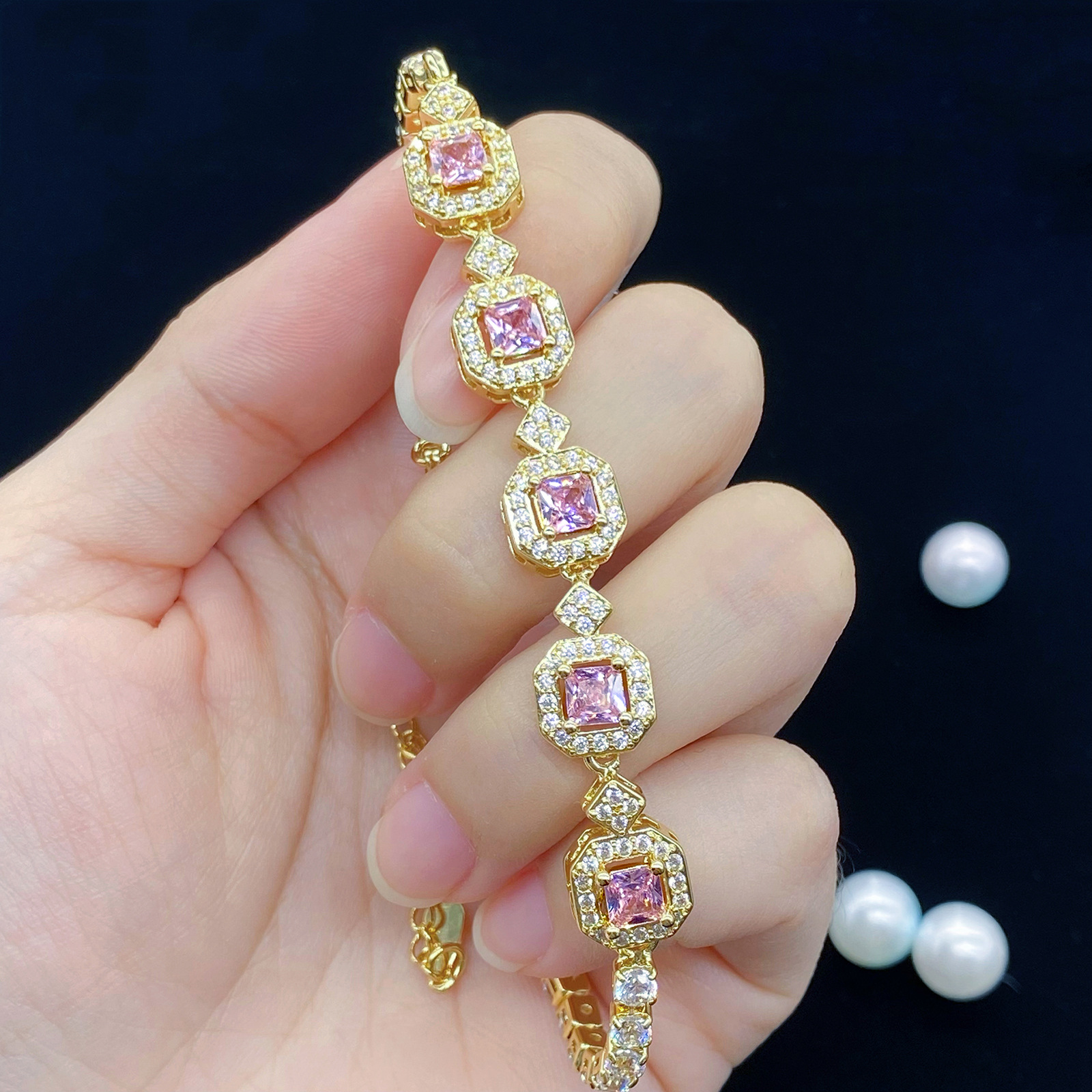 Pink diamond [yellow gold]