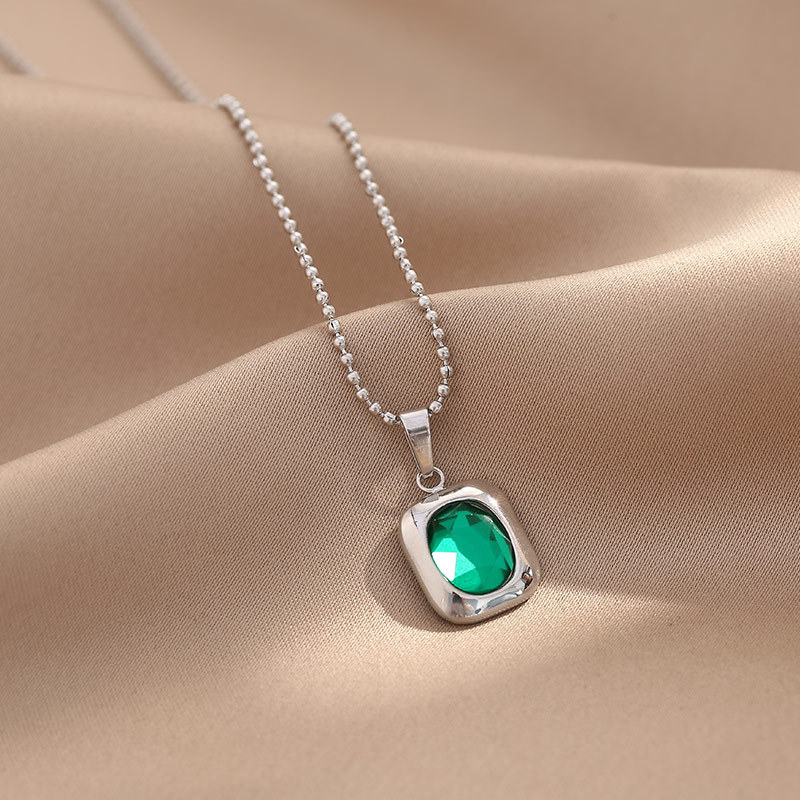 White gold - green diamond