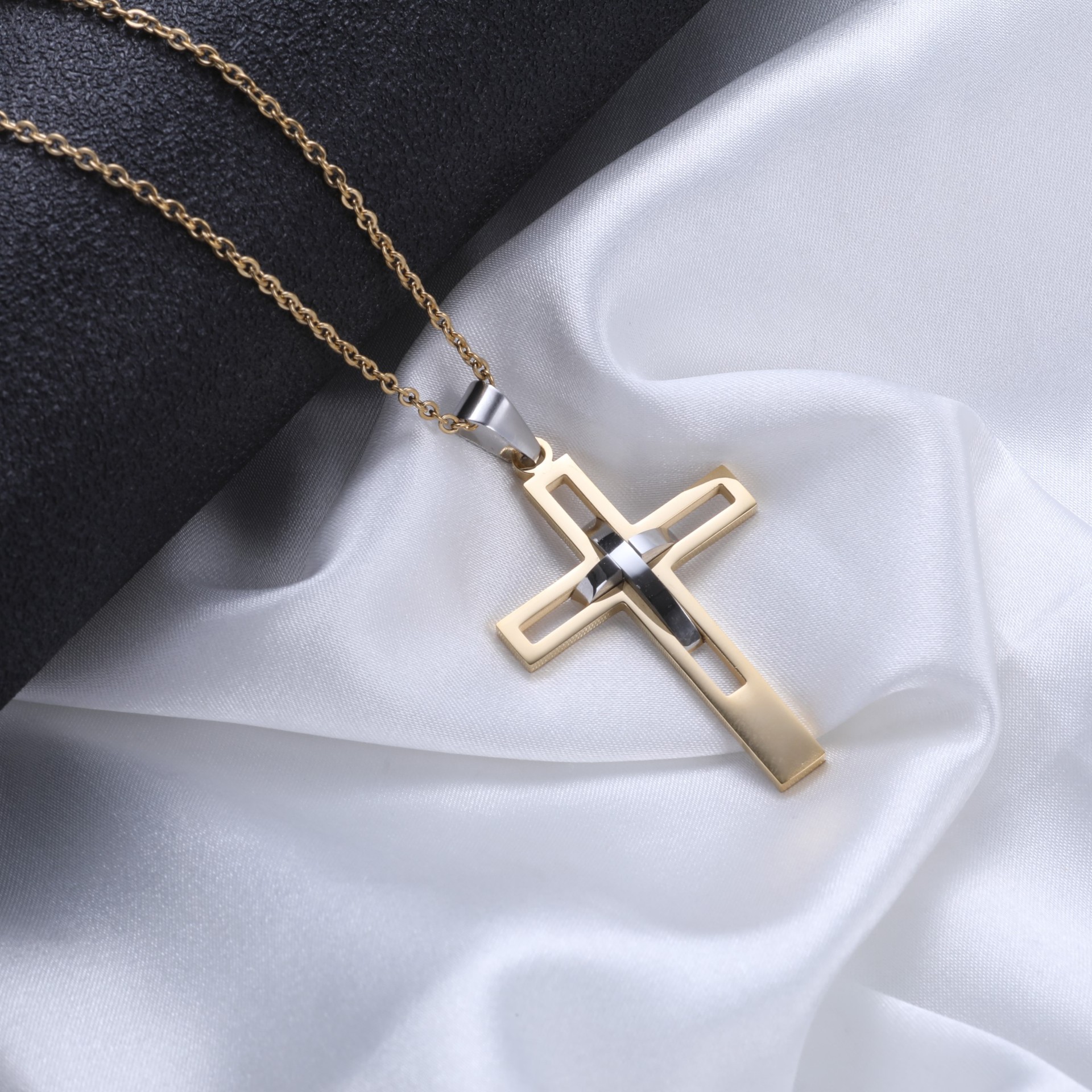 Golden pendant + flat cross chain