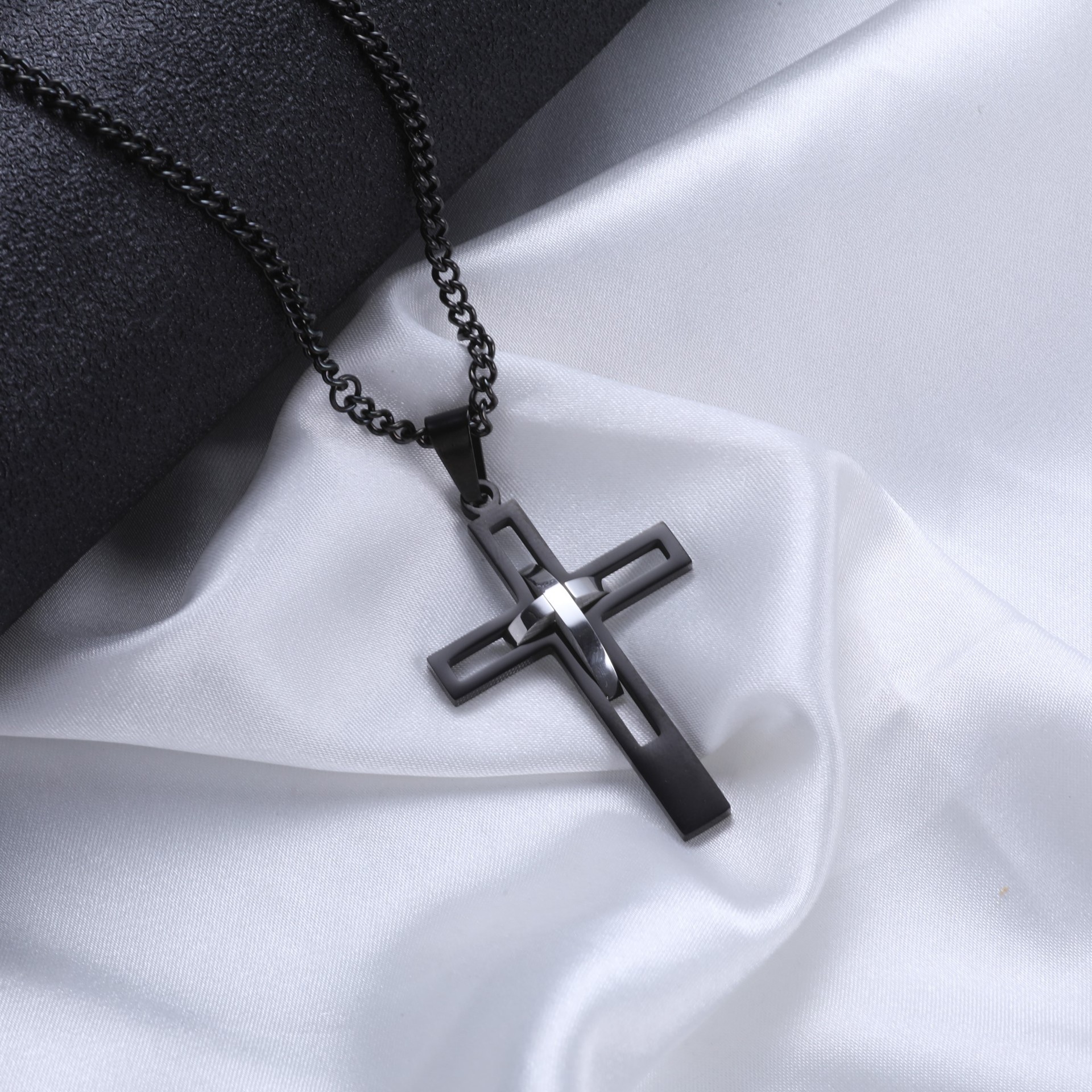 6:Black pendant   flat cross chain