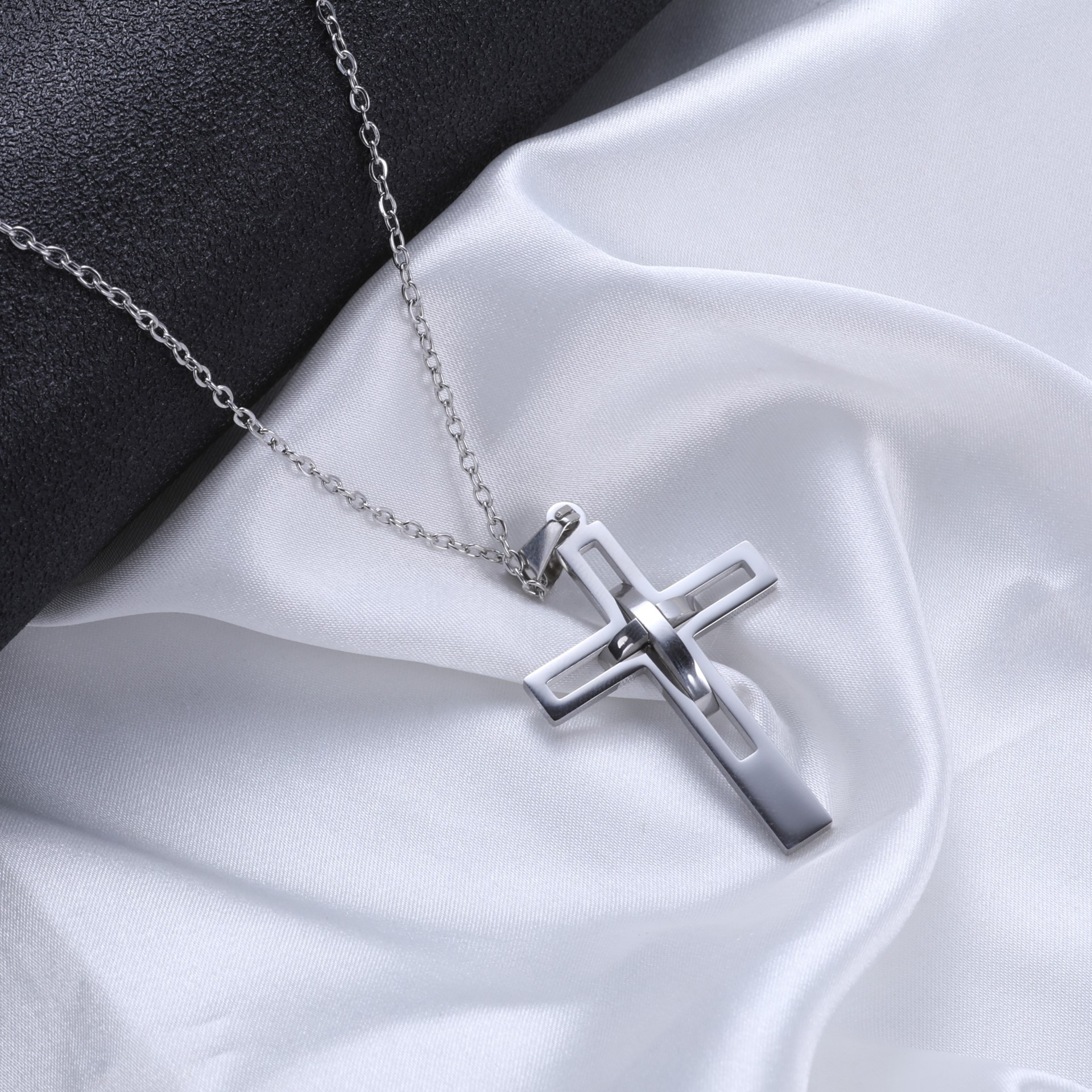 Steel pendant + flat cross chain