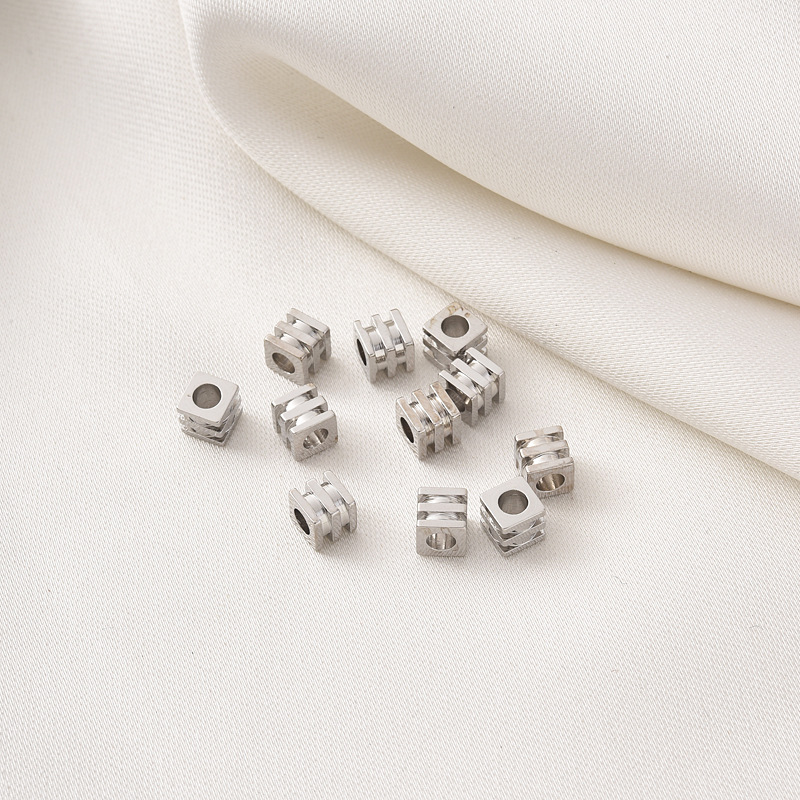 4:White gold 4MM