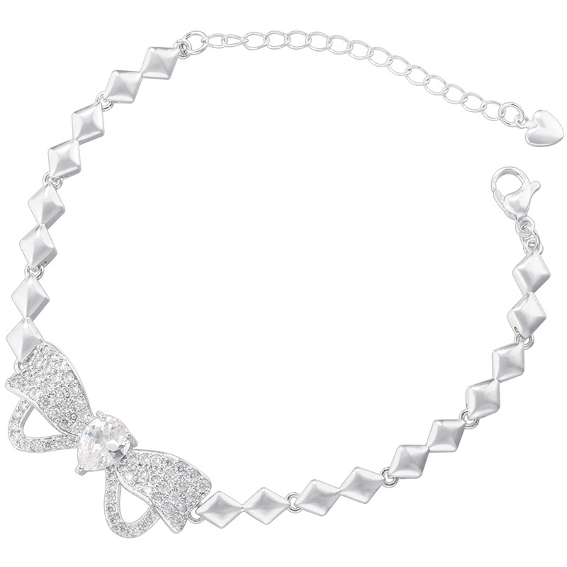 2:White gold bracelet with tail chain