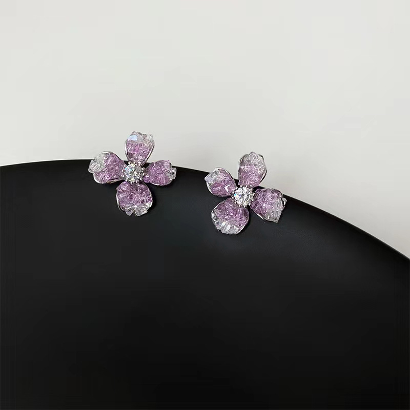 Flower stud earrings