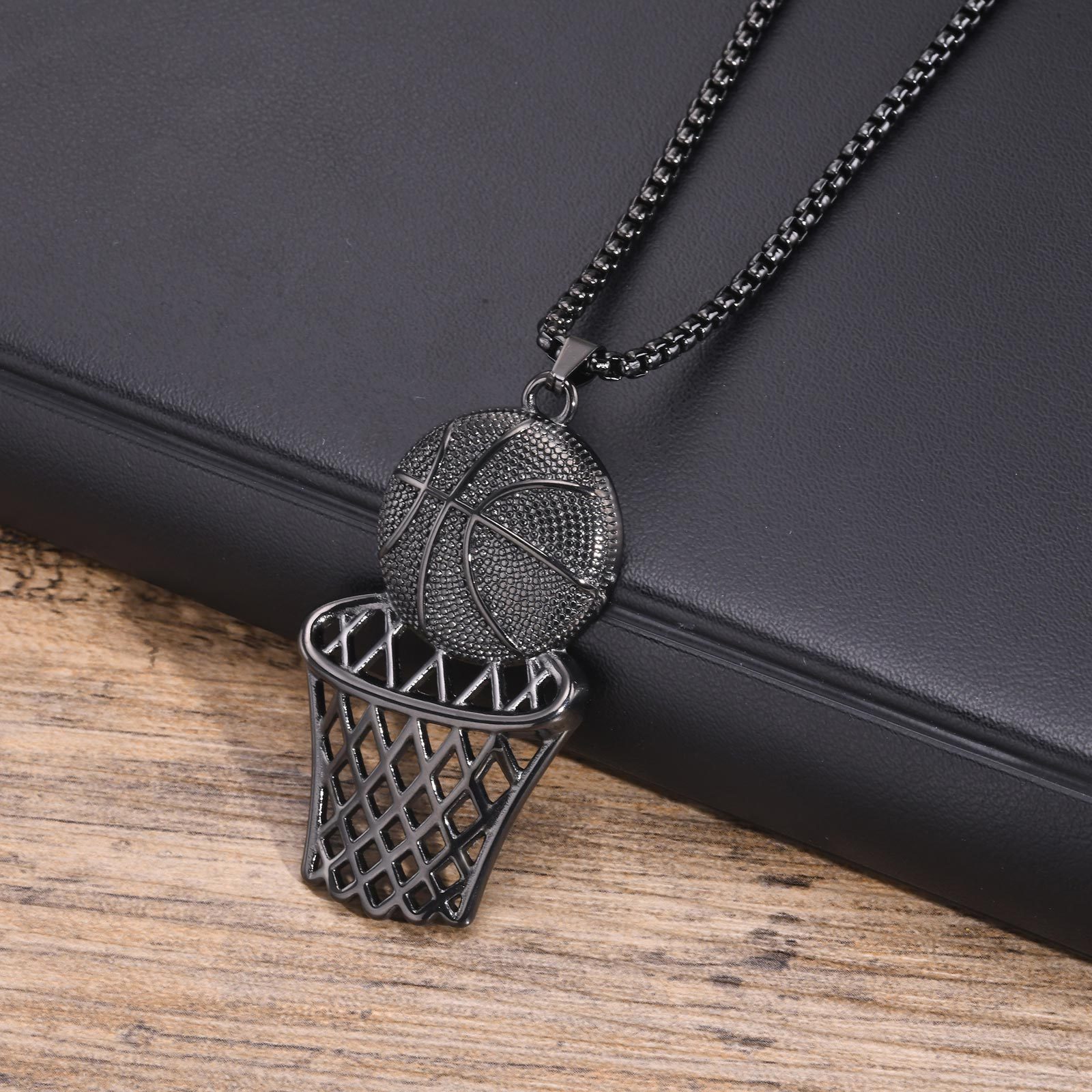 2:The black pendant does not contain a chain