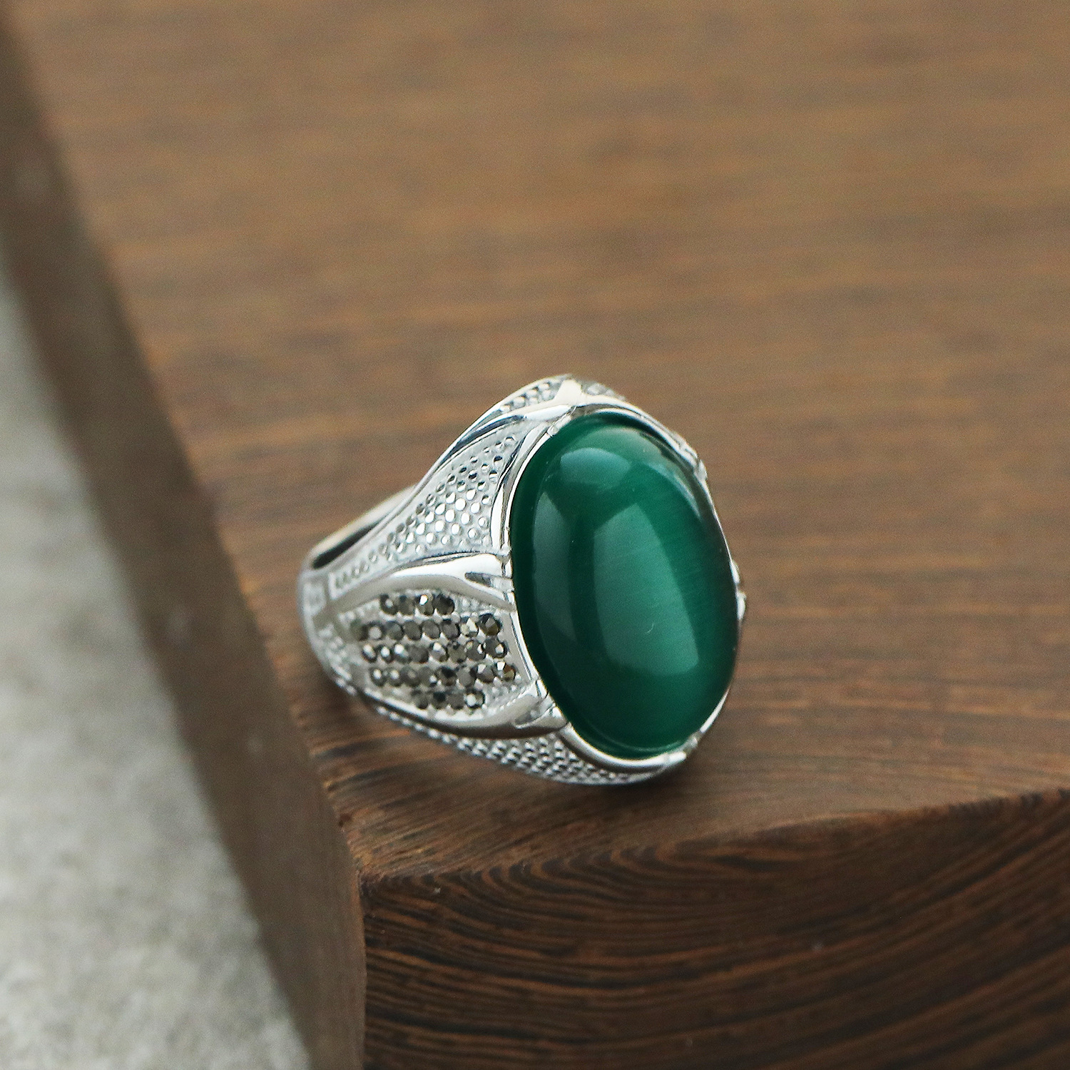 5:Steel color green cat's eye