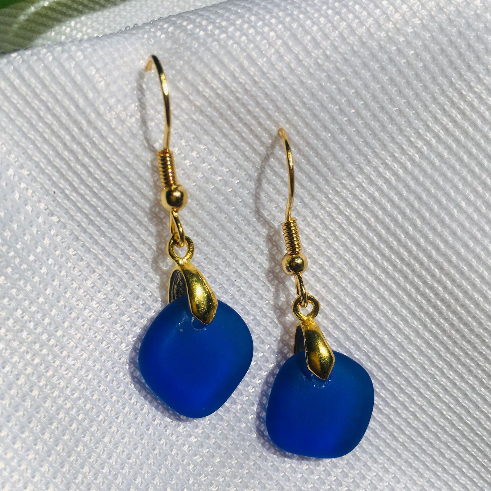 Gold ear hook - dark blue Combalt