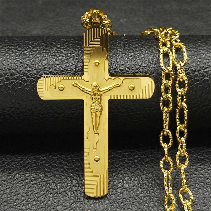 3:Golden pendant   chain