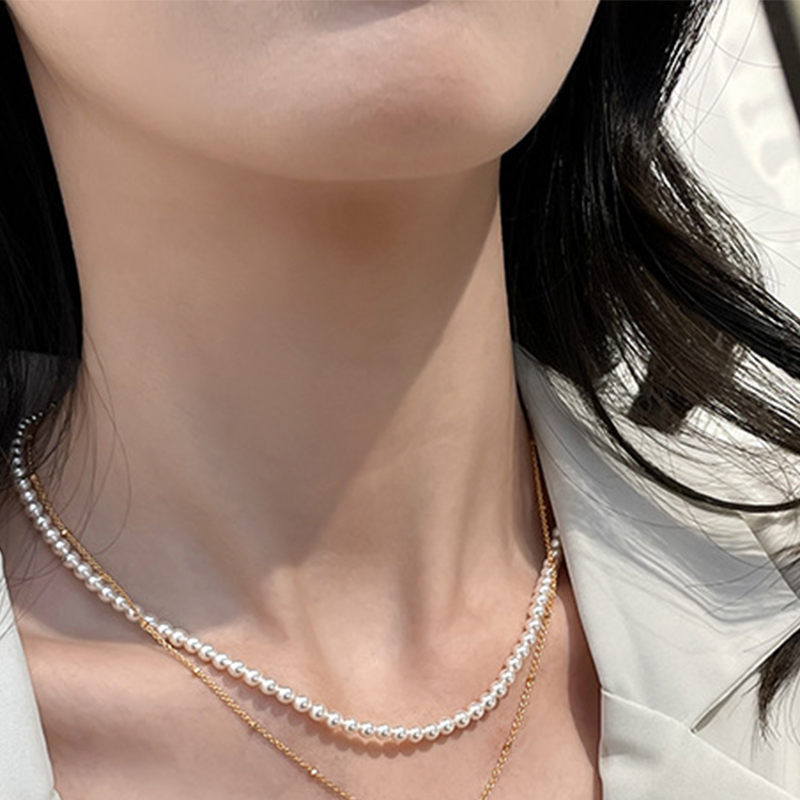 A pearl necklace