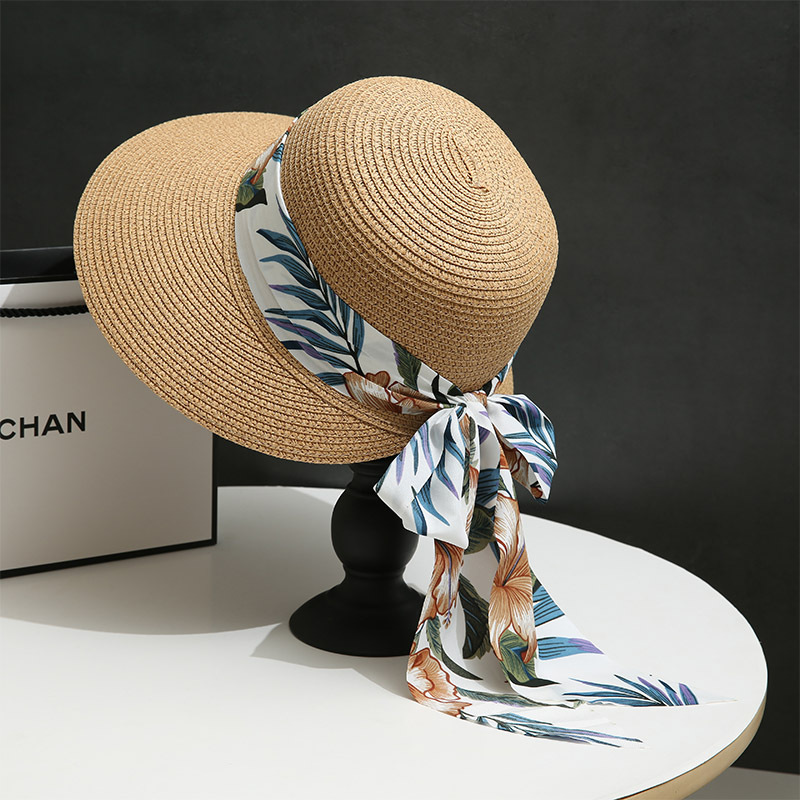 Straw hat with khaki streamer