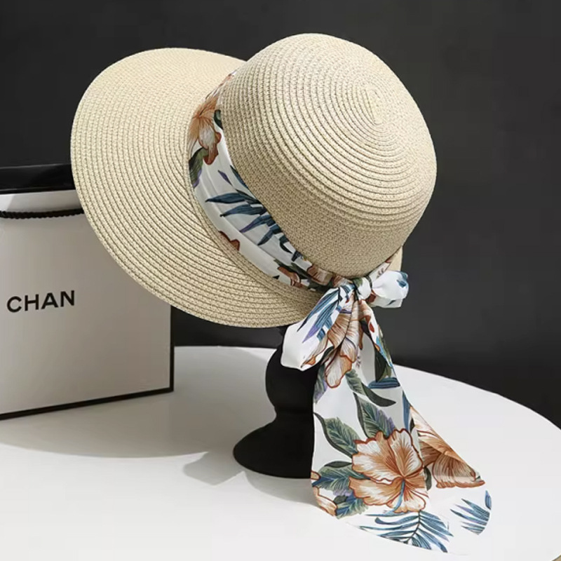 Beige straw hat with streamer