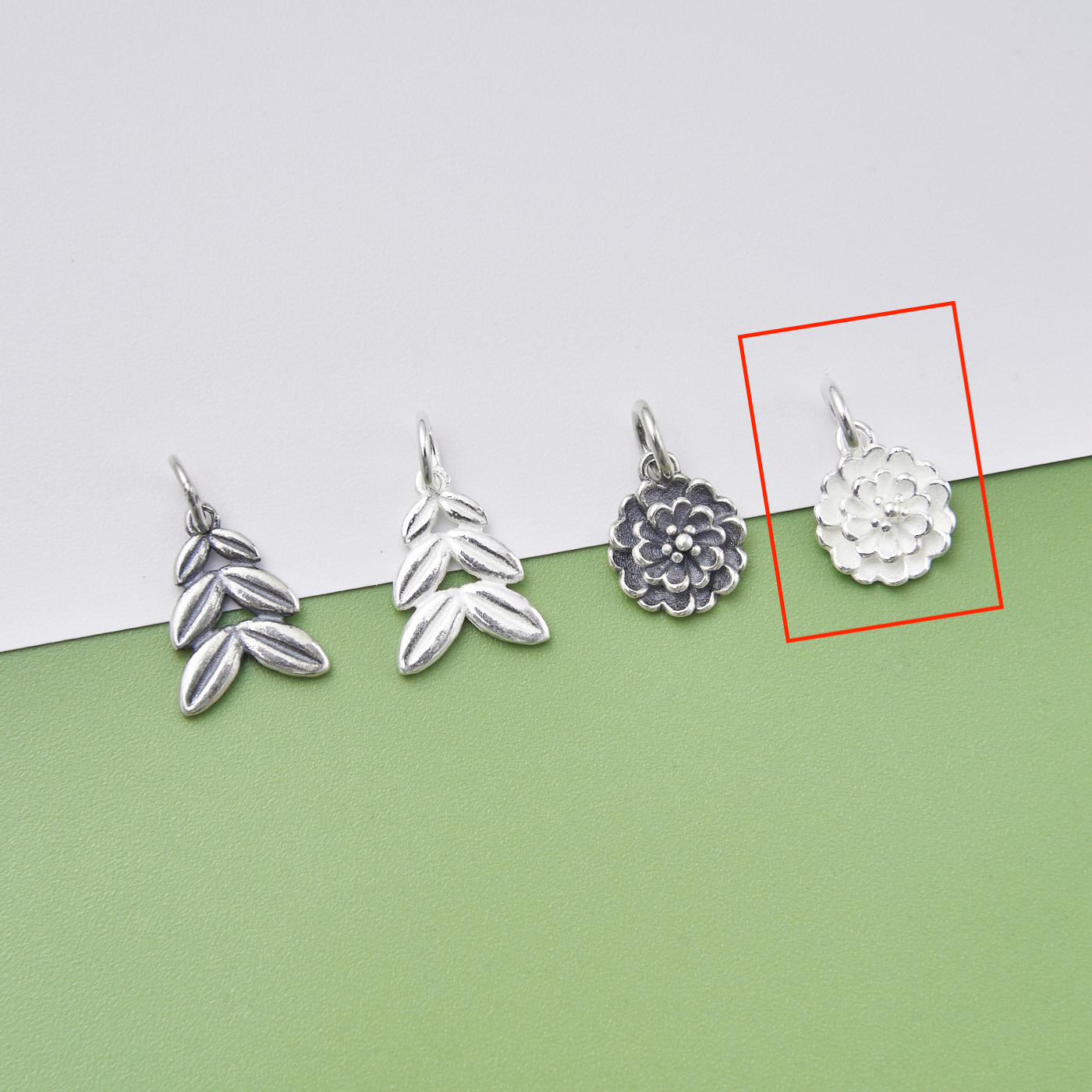 Flowers (plain silver - white) -9x11mm