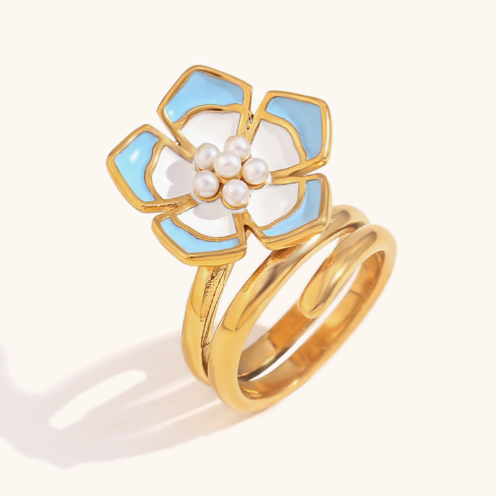 11:Ring. - Gold. - Blue and white