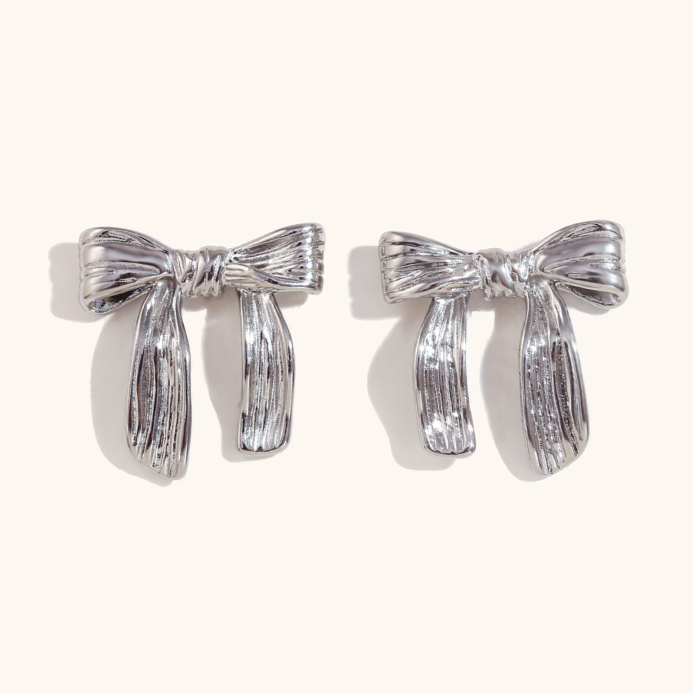 Bow ribbon vertical thread narrow stud earrings -