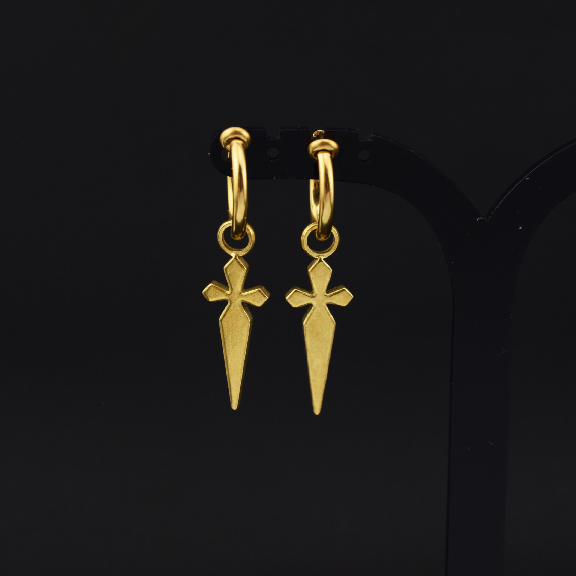 2:Gold ear clip