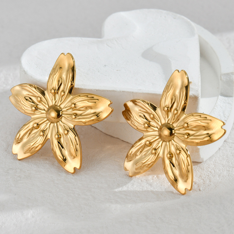 E786 stud earrings