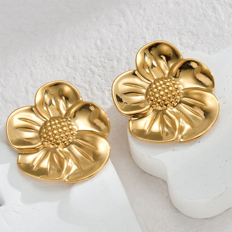 E787 stud earrings