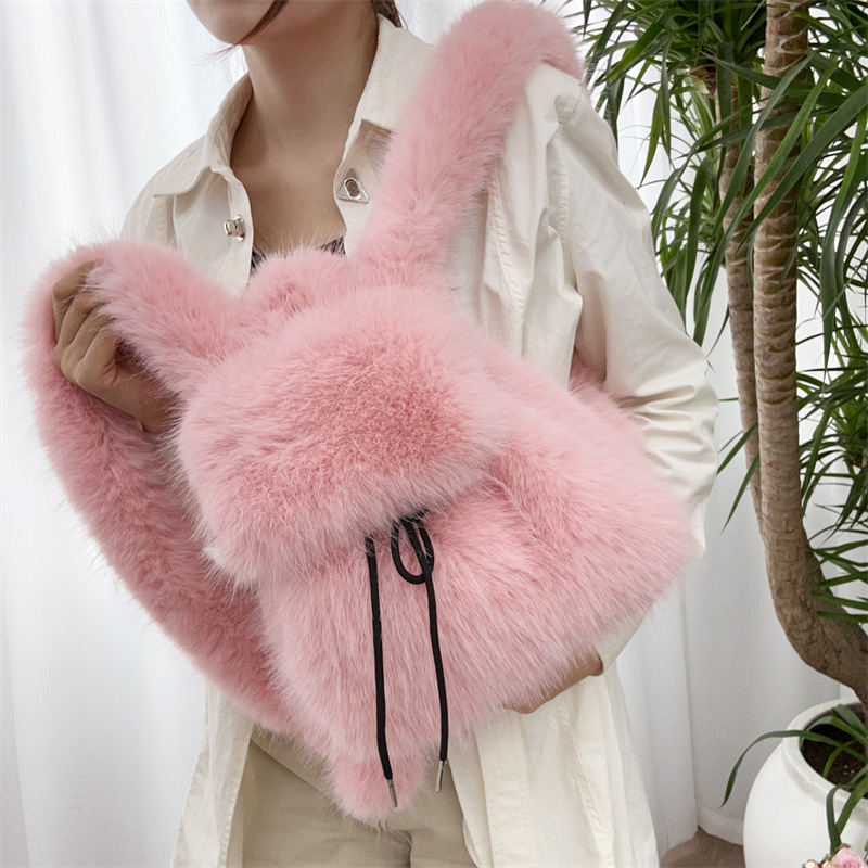 Feather shoulder strap imitates fox fur and pink flesh