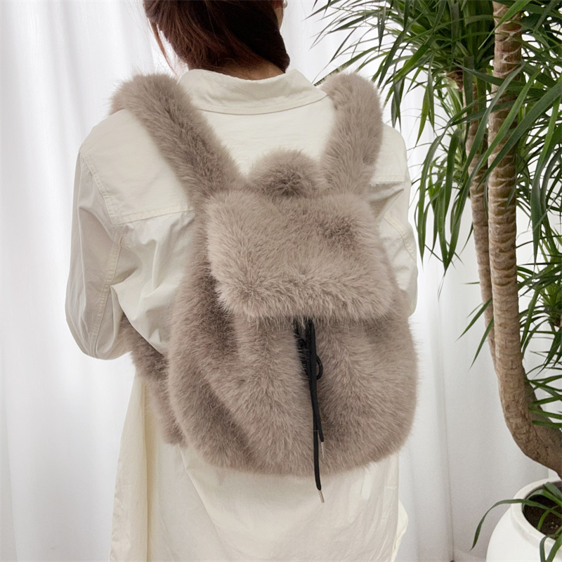 The fur shoulder strap imitates fox fur camel color