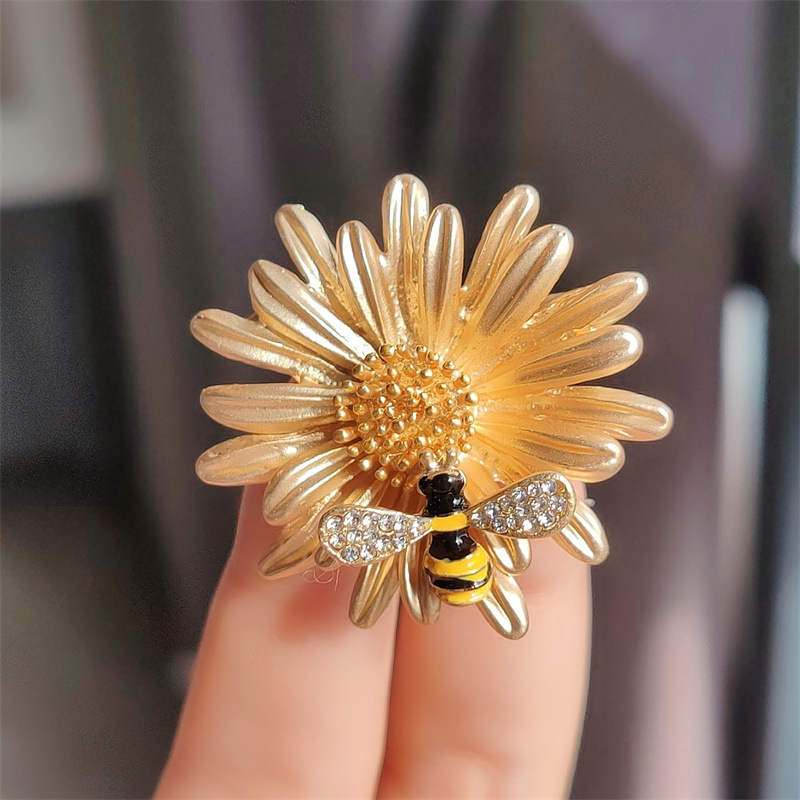 1:Daisy bee yellow