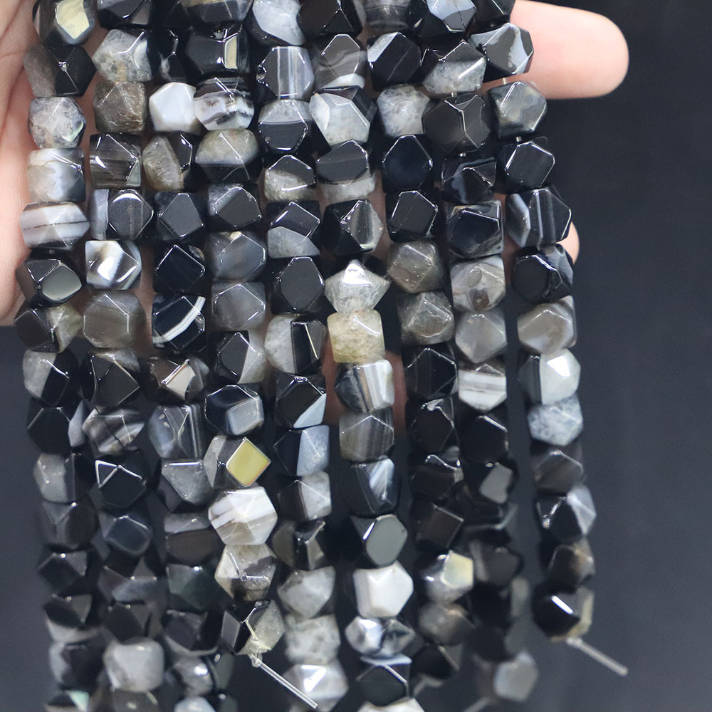 18:Black and white agate