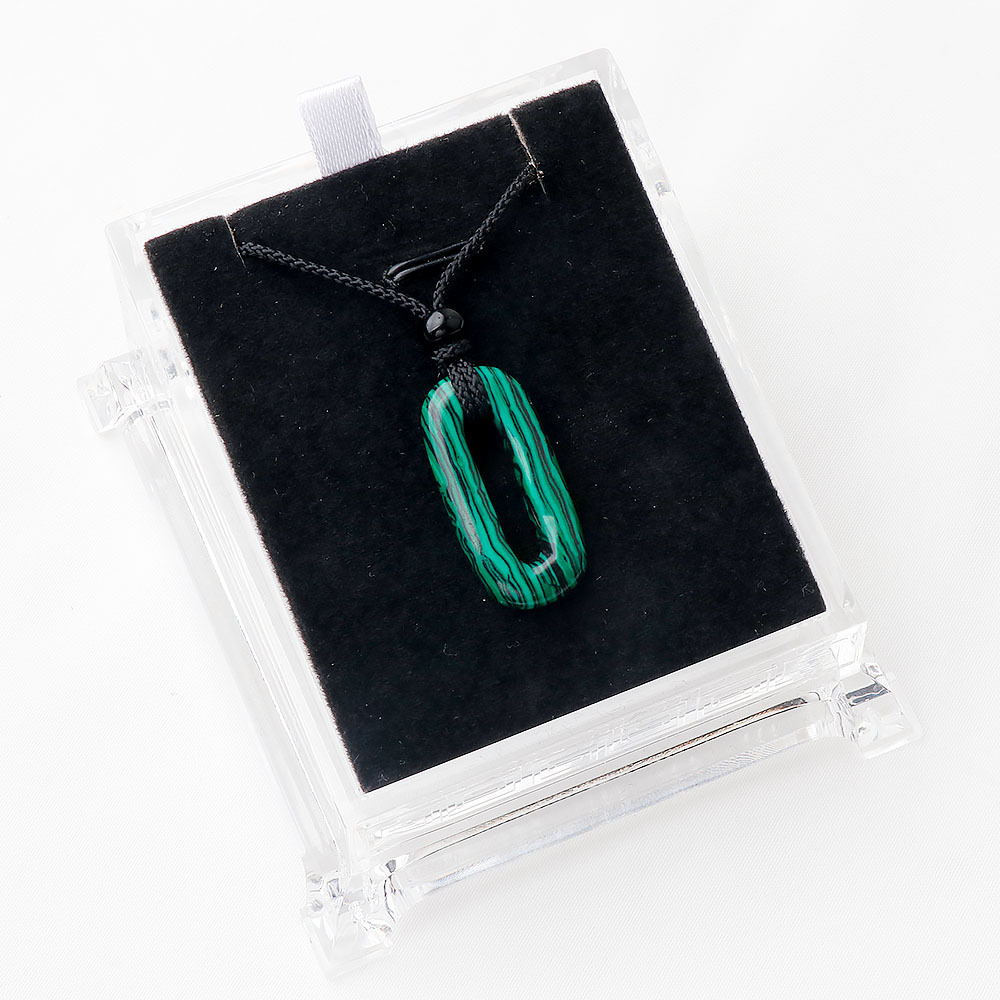 Malachite (synthetic) With rope