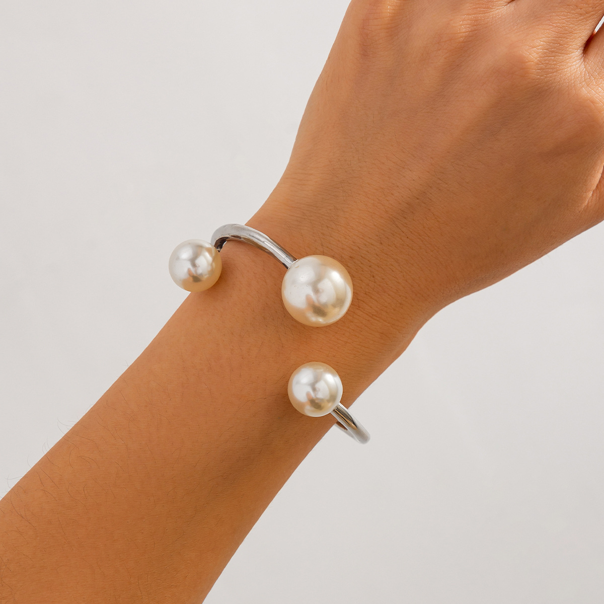 01 White k bracelet 2675