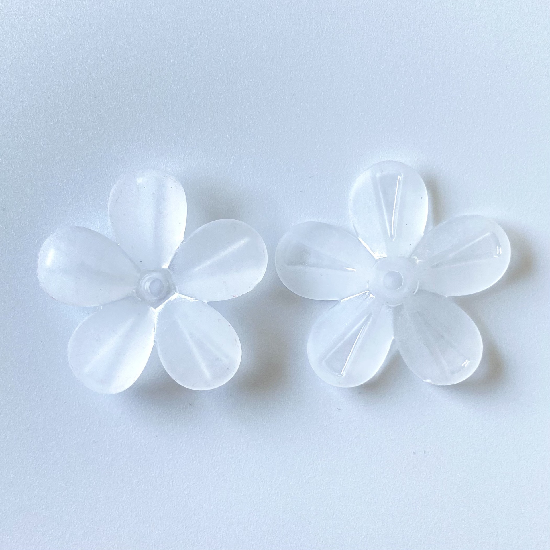 White 20mm,hole 2.6mm,355 PCS/bag