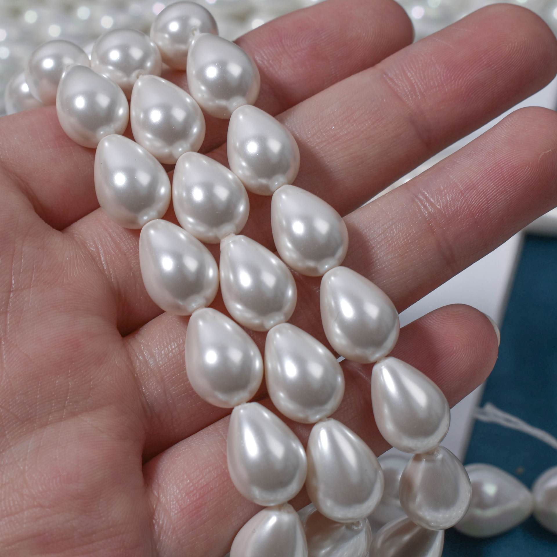 1:Pearl white about 10*14mm/about 28 PCS/Strand