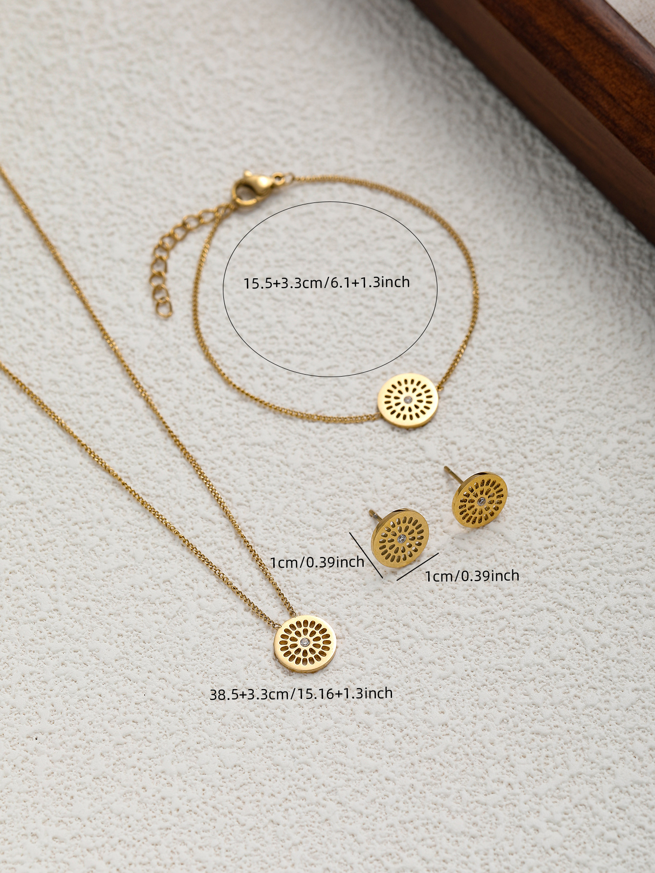 4:Gold set (Necklace) (Earrings) (Bracelet)