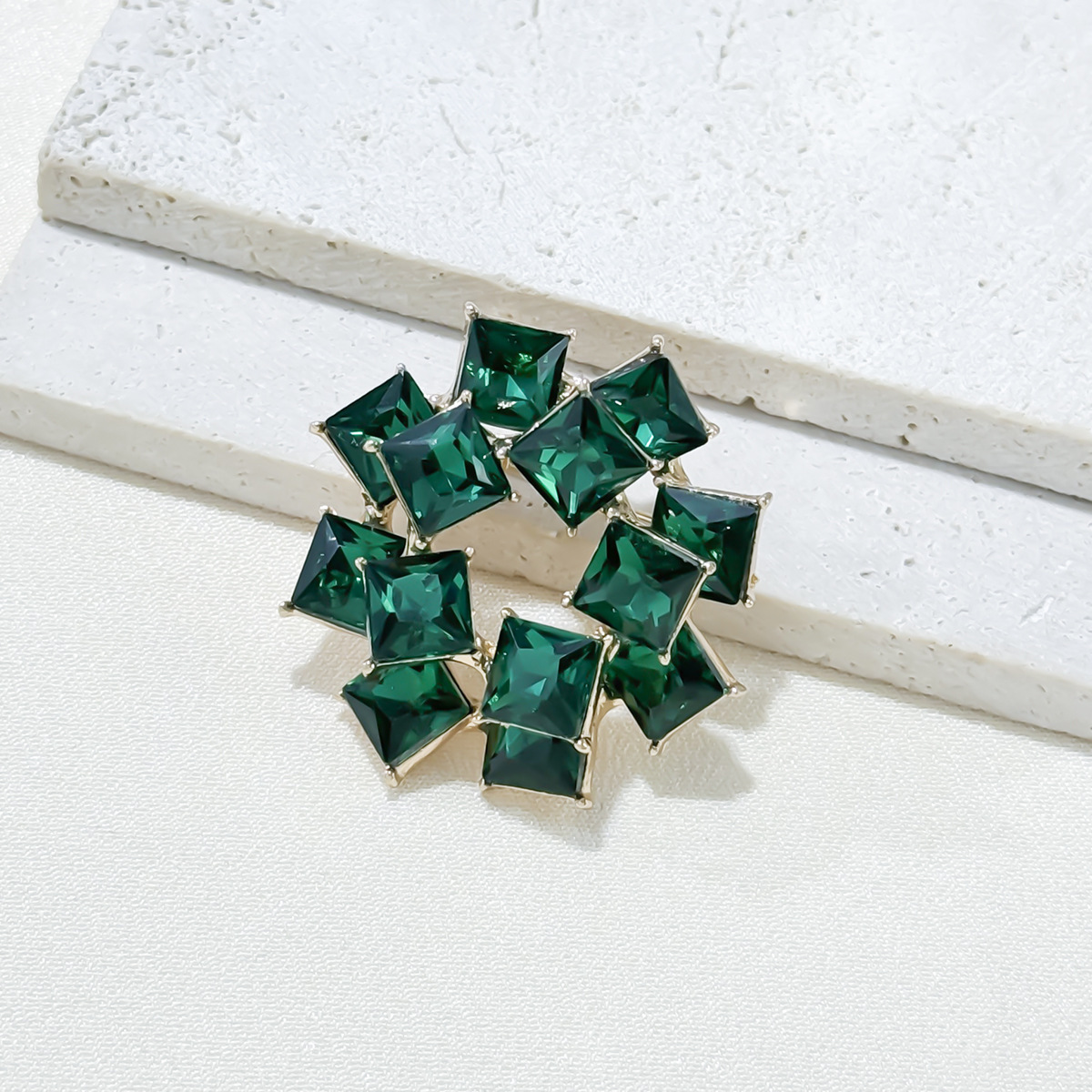 1:16k gold green double layer ring brooch