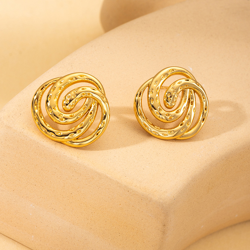 Rotating flower stud earrings