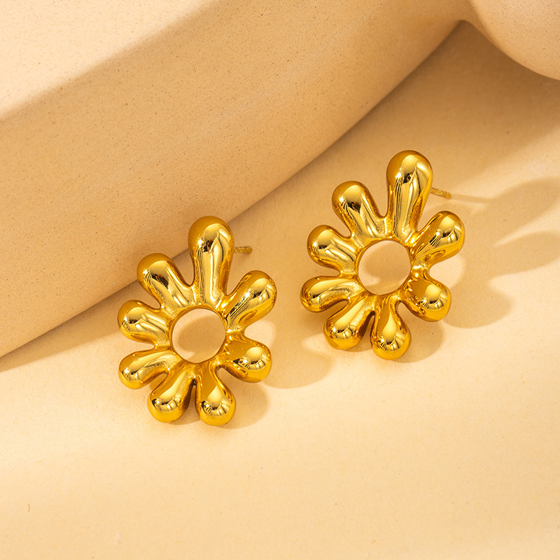 Hollow flower stud earrings