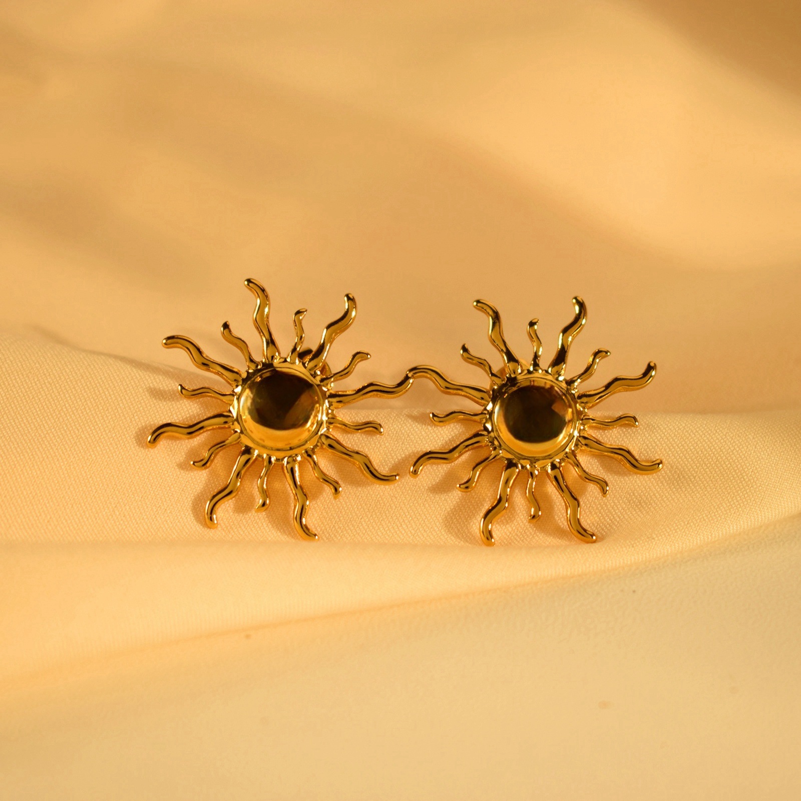 2:Small sun stud earrings