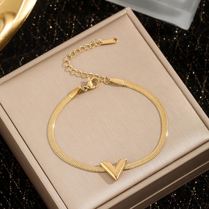 2:Letter v bracelet gold