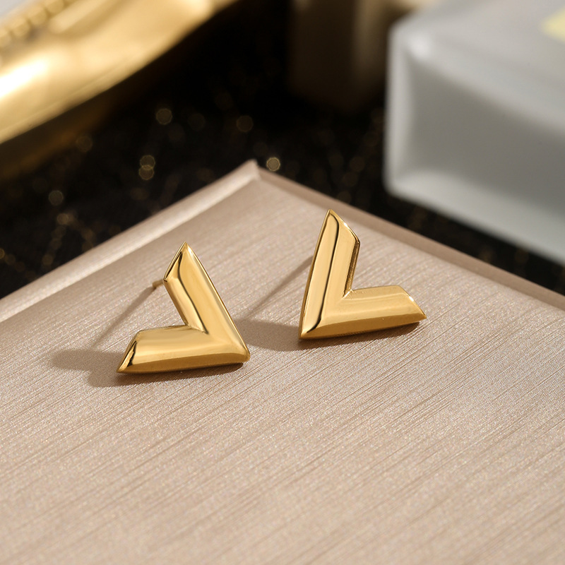 3:5539 letter v earrings gold