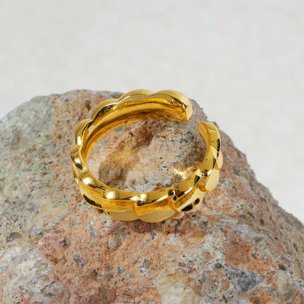 13:Layers alternating ring (gold)