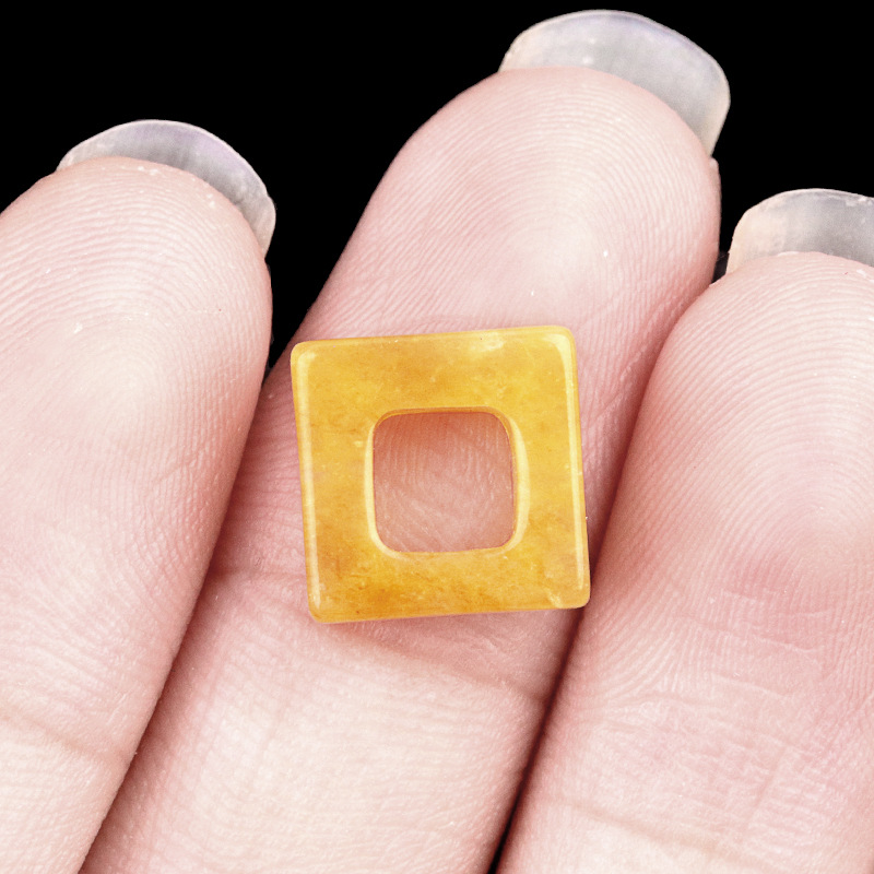 Yellow jade (10mm square)