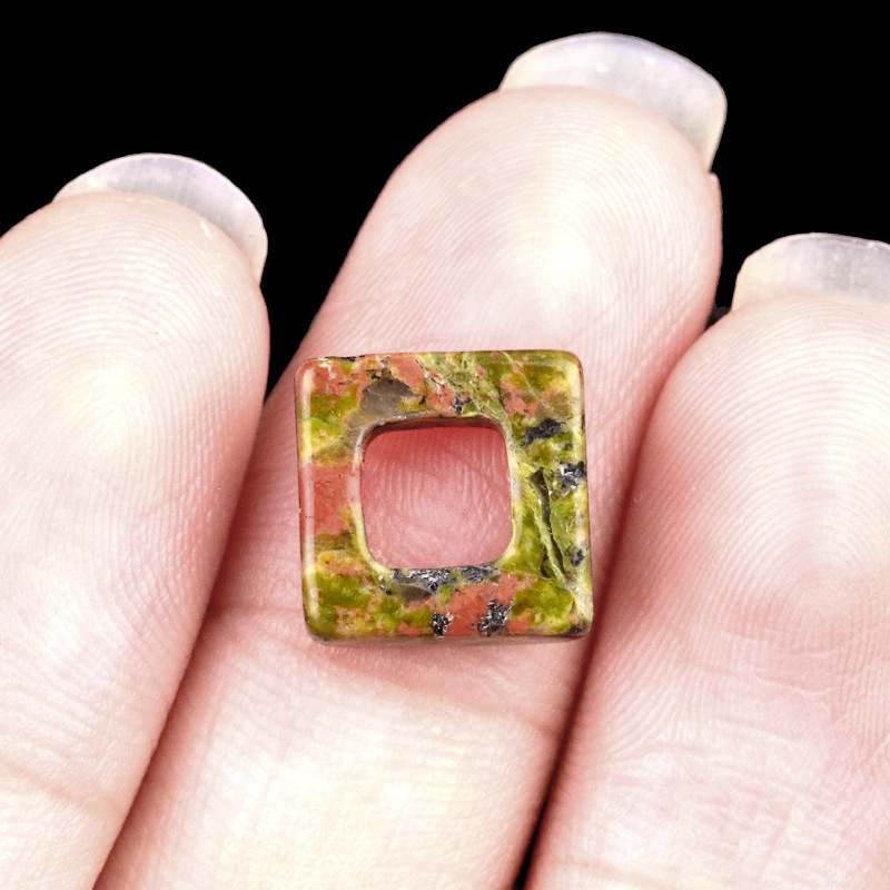 Flower green stone (10mm square)