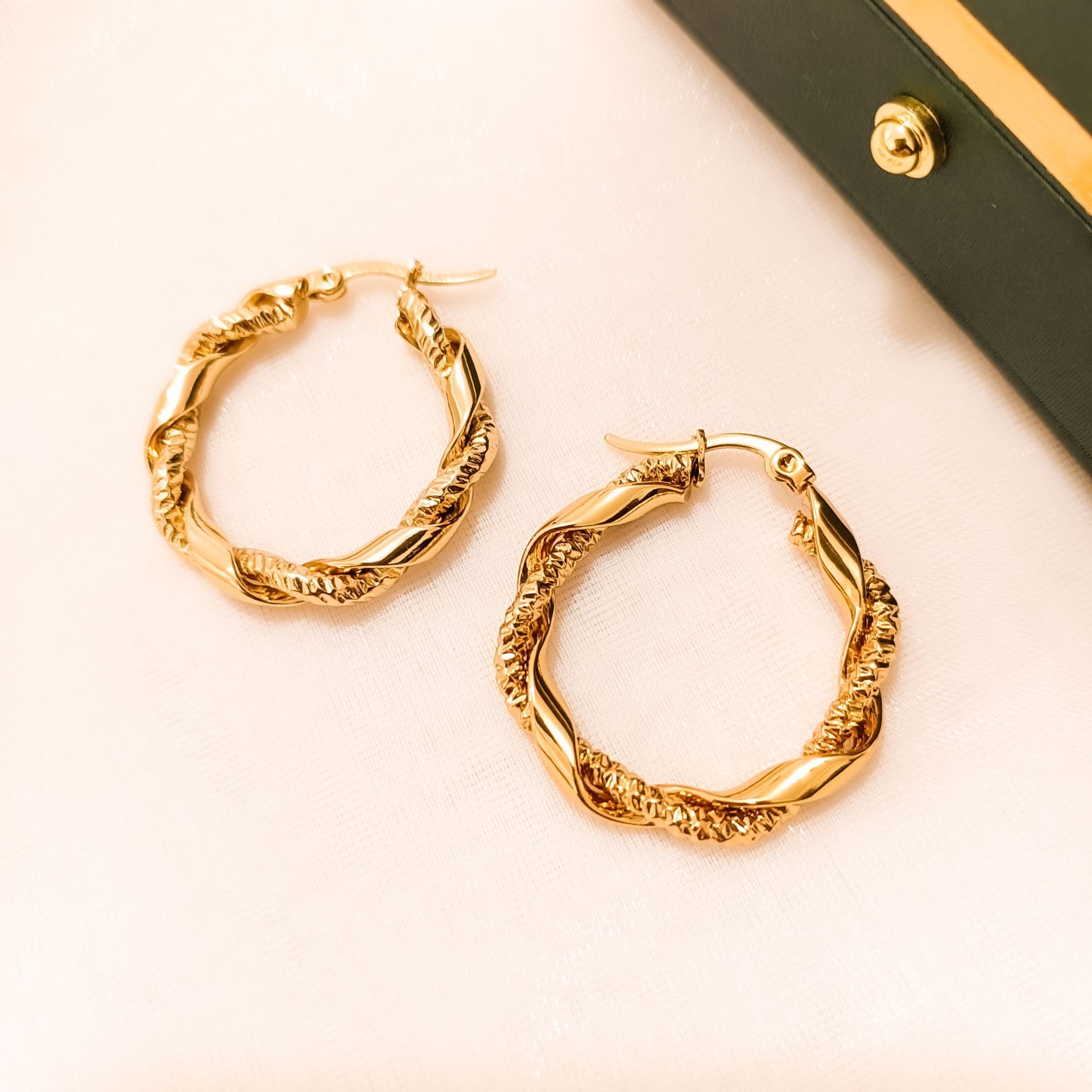 2:XG08 earrings-Gold