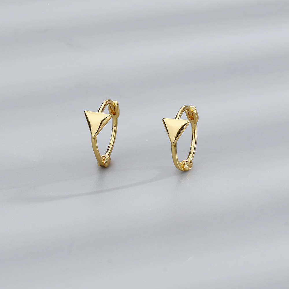 2:Pair of triangular earrings (gold)